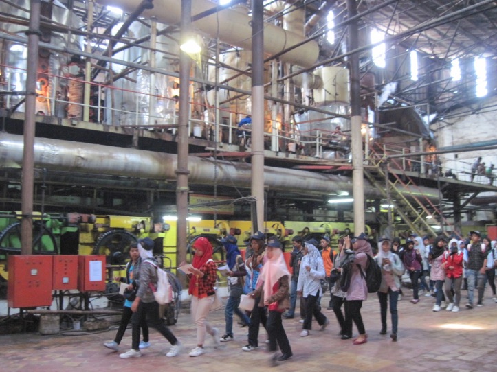 Aktivitas wisata di pabrik tebu